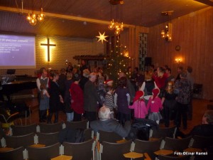 Gang runt juletreet på siste juletrefest